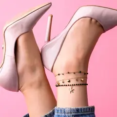 Bransoletka na nodze: Symbol statusu czy modny dodatek?