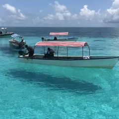Łodzie na turkusowej wodzie. Planując podróż na Zanzibar, szczepienia są ważnym elementem przygotowań.
