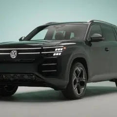 Nowy, ciemny Volkswagen Atlas z nowoczesnymi światłami LED i charakterystycznym grillem.