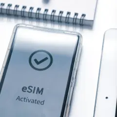 Nowe telefony z esim Xiaomi z aktywowaną kartą eSIM. Obok leży tablet.