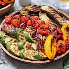 Una colorida parrillada de verduras: calabacines, berenjenas, pimientos y tomates cherry asados a la perfección.
