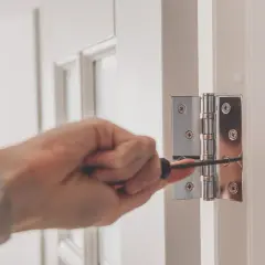 Jak wyregulować drzwi zewnętrzne, aby uniknąć problemów z ich zamykaniem