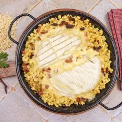 Une délicieuse crozet tartiflette, gratinée au fromage, avec des lardons et des crozets, prête à être dégustée.