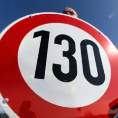 Znak ograniczenia prędkości 130 km/h. Czy na autostradzie w Niemczech są ograniczenia prędkości? Tak, ten znak to potwierdza.