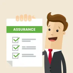 Un homme souriant présente un relevé d'information restreint sur l'assurance, avec des cases à cocher vertes.