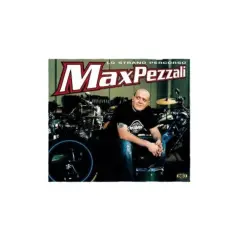 Max Pezzali seduto tra batteria e moto, con il titolo "Lo strano percorso" in evidenza.