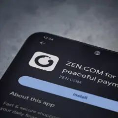 Ekran telefonu z aplikacją ZEN.COM, która oferuje "peaceful payments". To Twój nowy, spokojny bank.