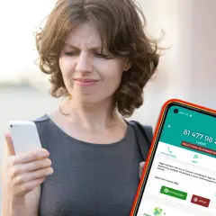 Kobieta z niepokojem patrzy na telefon, na którym wyświetla się numer 814779824. Czy to kolejny telemarketer? 539 co to za numer?