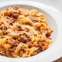 Ragù: Prawdziwy przepis na włoski sos. Poznaj sekrety smaku!