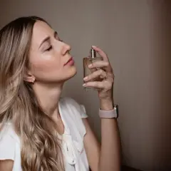 Jak wybrać perfumy damskie? Poradnik, zapachy i trendy