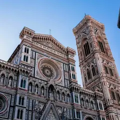 De Duomo van Florence, met zijn rijke versieringen en geometrische patronen, toont duidelijke renaissance kenmerken.