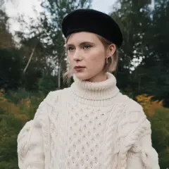 Jak modnie nosić beret? Odkryj stylowe sposoby i triki na każdą okazję