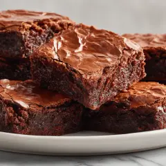 Stos pysznych, wilgotnych brownie z airfryer na białym talerzu. Idealne na deser.
