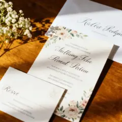 Eleganckie zaproszenia ślubne z kwiatowym motywem i kopertą. Idealne, by dowiedzieć się, jak wypisać zaproszenia na wyjątkowe okazje.