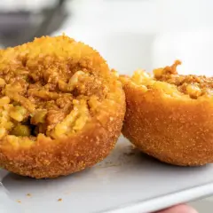 Arancini co to? Smażone kulki ryżowe z mięsem mielonym i groszkiem, chrupiące na zewnątrz, pyszne w środku.