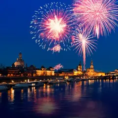 Feuerwerk über Dresden, ein magischer Silvester in Deutschland. Die Elbe spiegelt die Lichter der Stadt und den Himmel voller Farben.