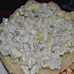 Pyszny sos tatarski z pieczarkami i ogórkiem na bułce. Idealny dodatek do kanapek.