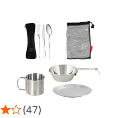 Set de camping: cubiertos, taza, sartén y plato de metal, ideal para tus aventuras al aire libre.