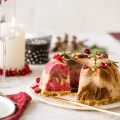 Festliches Eis-Weihnachten: Marmorierte Eistorten mit Cranberries und Rosmarin, dekoriert für ein festliches Mahl.