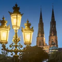 Uppsala domkyrka lyser upp kvällen. Perfekt för en promenad efter ett besök på något museum i Uppsala gratis.