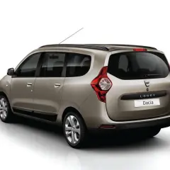 Beżowa Dacia Lodgy z tyłu, gotowa na rodzinne wyprawy.