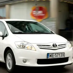 Biała Toyota Auris 1.4 D4D w ruchu miejskim.