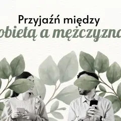 Uśmiechnięci młodzi ludzie, kobieta i mężczyzna, patrzą na siebie, trzymając telefony. Ich przyjaźń damsko męska kwitnie wśród liści.