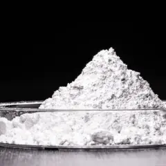 Feiner weißer Pulverberg in einer Petrischale. Dieses Titandioxid ist ein wichtiger Inhaltsstoff in Kosmetikprodukten, z.B. für Sonnenschutz.