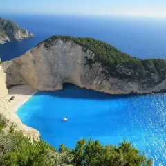 Navagio Beach, Zakynthos – jeden z najpiękniejszych walorów turystycznych Grecji. Turkusowa woda, biały piasek i klify tworzą rajski krajobraz.