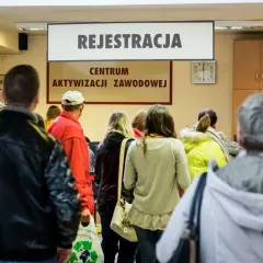 Kolejka do rejestracji w urzędzie pracy. Ile razy można odmówić pracy, by nie stracić statusu bezrobotnego?