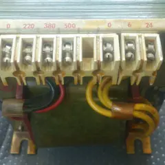 Transformator z oznaczeniami napięć 0, 220, 380, 500V i 0, 6, 24V. Idealny do projektu jak zrobić prostownik do ładowania akumulatora.