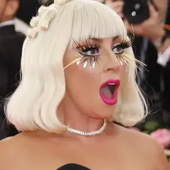 Lady Gaga na Met Gali w odważnym makijażu oczu i ust, z blond peruką.