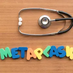 Stetoskop i kolorowe litery układające się w słowo "METAPLASIA" na drewnianym tle.
