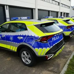 Nowe radiowozy z napisem POLICJA czekają na pra rejestracja. Błyszczące, nowoczesne pojazdy gotowe do służby.