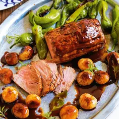 Arrosto di maiale glassato con cipolline caramellate e peperoni verdi. Un'idea per ricette con carne macinata, gustosa e facile da preparare.