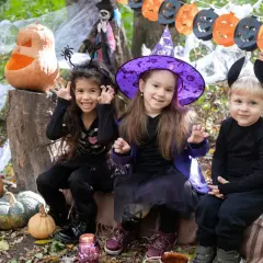 Niños disfrazados de esqueleto, bruja y ratón, listos para pedir dulces. ¡Así se divierten porque se disfrazan en Halloween!