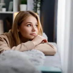 Niedobór miedzi: ukryte objawy. Czy to mylone SM? Sprawdź!