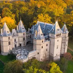 Malowniczy zamek w otoczeniu jesiennych drzew. Wspaniałe zamki w Polsce do zwiedzania, jak ten, zachwycają architekturą i historią.