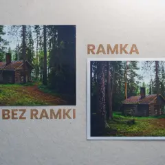 Dwa zdjęcia leśnej chatki: jedno bez ramki, drugie w ramce. Zastanawiasz się, ile kosztuje wywołanie zdjęcia?