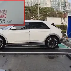 Biały Hyundai Ioniq 5 z przebiegiem 666255 km ładuje się przy stacji ładowania.