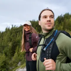 Para, co to jest hiking? Para w górach, gotowa na przygodę.