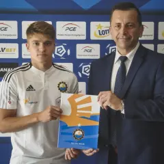 Młody piłkarz w stroju Stali Mielec z klubowym folderem. To kolejny z transferów FKS Stal Mielec.