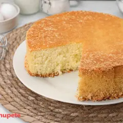 Un esponjoso pa de pessic recién horneado, listo para disfrutar. Huevos y batidor a un lado, ¡a saborear!