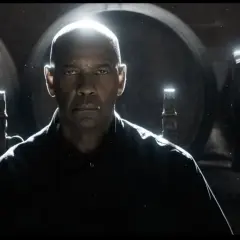 Denzel Washington w filmie "Bez litości 4" z rewolwerem w dłoni, gotowy do akcji.