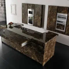 Luksusowa kuchnia z wyspą i szafkami z marmuru Emperador. Stalowe piekarniki i ekspres do kawy.