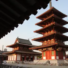Pięciopiętrowa pagoda i inne budynki świątyni buddyjskiej w Japonii, z tradycyjnymi dachami i czerwonymi detalami.