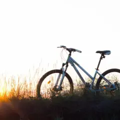 Bicicleta blanca en un prado al atardecer, lista para una aventura de cantabria en bici.