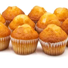 Un grupo de magdalenas de naranja recién horneadas, doradas y esponjosas, listas para disfrutar.