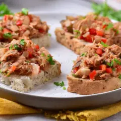Chrupiące grzanki z makrelą w pomidorach, posypane natką pietruszki. Idealna przekąska na szybki lunch.
