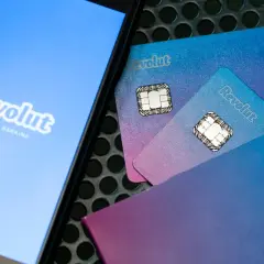 Telefon z logo Revolut i karty płatnicze. Możliwość płatności Revolut Pay Later ułatwia zakupy.